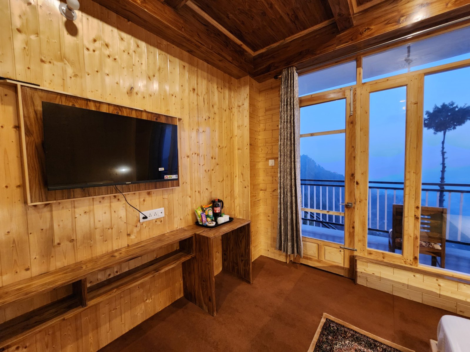 premium-deluxe-mountain-view-room-gadegal-homestay-shillaru-narkanda